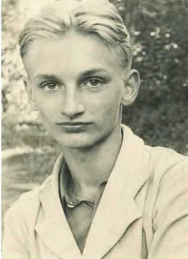 Знаменитости в детстве. Фото из домашних архивов