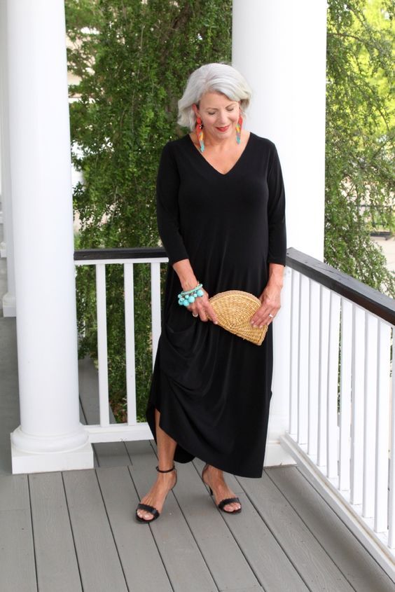 Фасоны платьев для женщин 60 лет в 2025 на примере знаменитостей