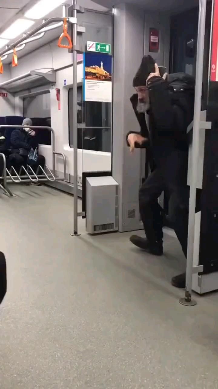 Это с кем он так разговаривает